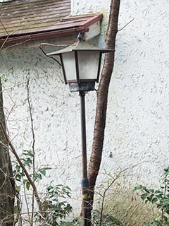 Lamp post Car at Hotel Mangetsu
