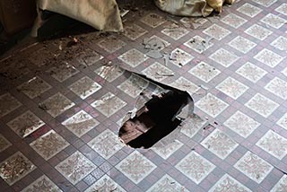 Hole in floor of Car Hotel Mangetsu