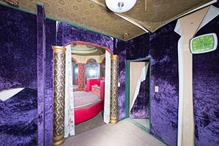 Purple room in Car Hotel Mangetsu