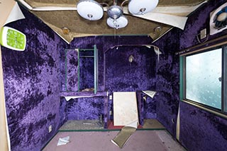 Purple room in Car Hotel Mangetsu