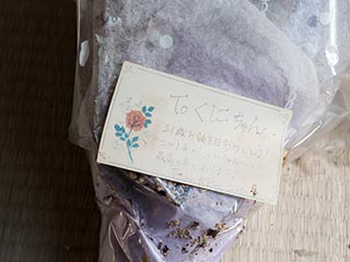 Card on dried out bouquet in abandoned apartment