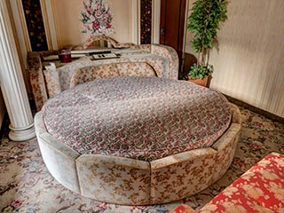 Rotating bed in Hotel Gaia