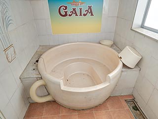 Teacup shaped bath in Hotel Gaia