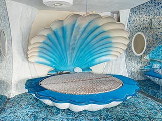Seashell shaped bed in Hotel Gaia