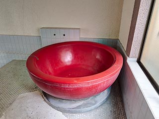 Round bath in Hotel Gaia