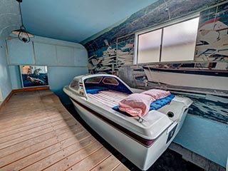 Boat bed in Hotel Gaia