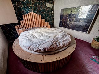 Round bed in Hotel Gaia