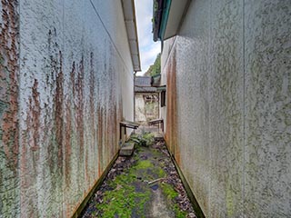 Alley between cottages at Hotel Gaia