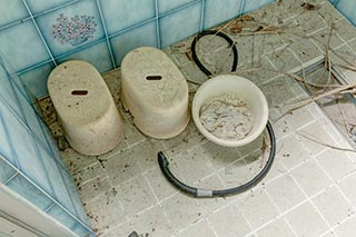 Bathing stools and basin in Hotel Penguin Village