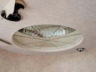 Ceiling mirror in Hotel Penguin Village
