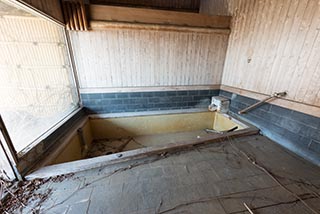 Abandoned Hotel Suzukigaike Bathhouse