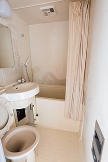Abandoned Hotel Suzukigaike Bathroom