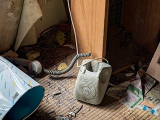 Old telephone on floor of Motel Akatsuki