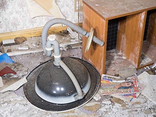 Vanity sink lying on floor in Motel Akatsuki