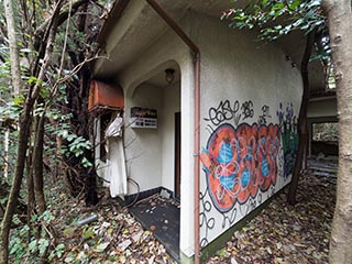Motel Akatsuki, an abandoned love hotel in Kanagawa Prefecture