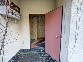 Entrance to guest room of Motel Akatsuki