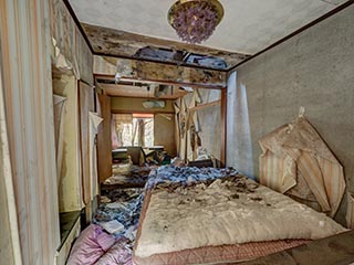 Filthy decaying guest room in Motel Akatsuki