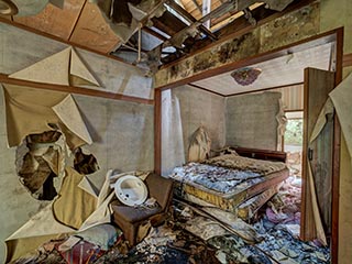 Filthy decaying guest room in Motel Akatsuki