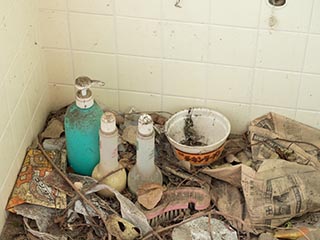 Body soap, shampoo, conditioner, and garbage in bathroom in Motel Akatsuki