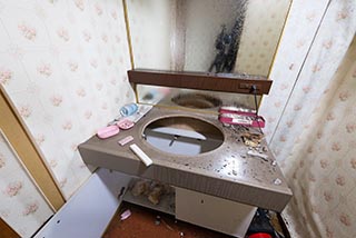 Broken vanity in Motel Akatsuki