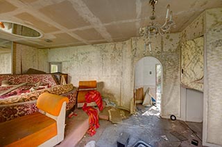 Abandoned Love Hotel Don Quixote Guest Room