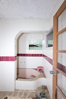 Abandoned Love Hotel Don Quixote Bathroom