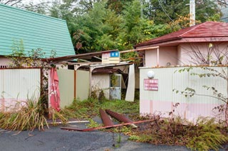 Abandoned Love Hotel Dreamy Cottage and Carport