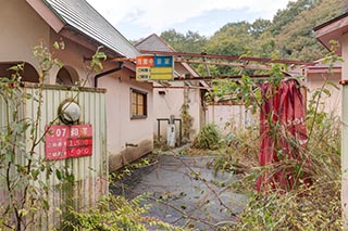 Abandoned Love Hotel Dreamy Cottage and Carport