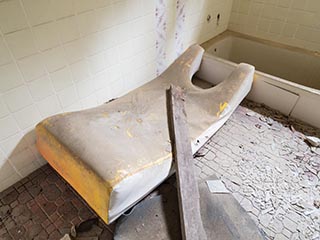 Padded mat in bathroom in Motel Sun River