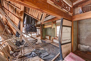 Collapsing Room in Abandoned Nametara Onsen