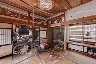 Collapsing Room in Abandoned Nametara Onsen