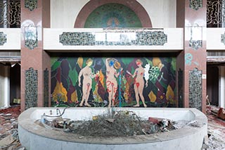 Fountain and mural in Queen Château Soapland lobby