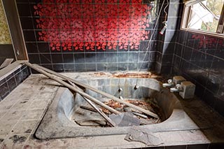 Queen Château Soapland Debris Filled Bath