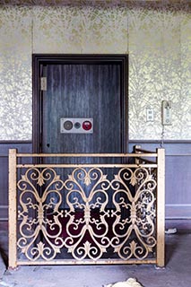 Queen Château Soapland guest room Door