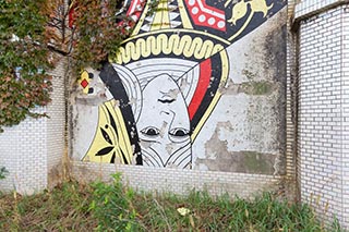 Queen Mural on front of Queen Château Soapland