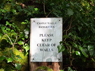warning sign outside Fraoch Eilean Castle