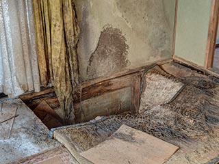 Hole in floor of manager's house at Car Hotel Mangetsu