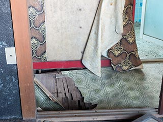 Hole in floor of Car Hotel Mangetsu
