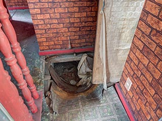 Hole in floor of Car Hotel Mangetsu