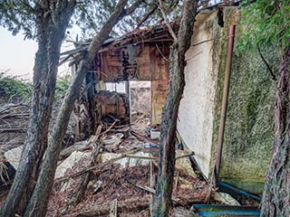 Collapsing shed at Car Hotel Mangetsu