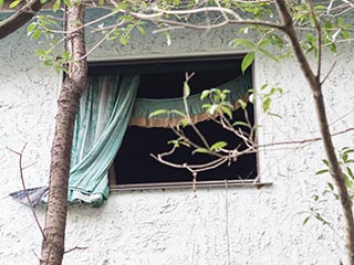 Cottage window at Car Hotel Mangetsu