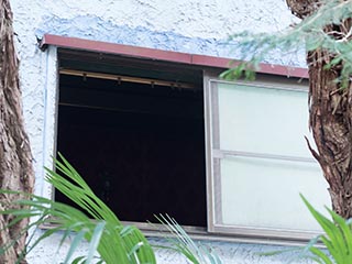 Cottage window at Car Hotel Mangetsu