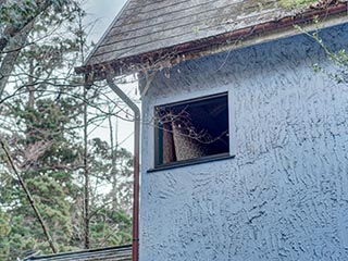 Cottage window at Car Hotel Mangetsu