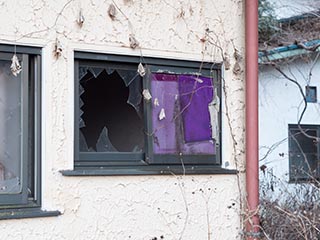 Broken window at Car Hotel Mangetsu