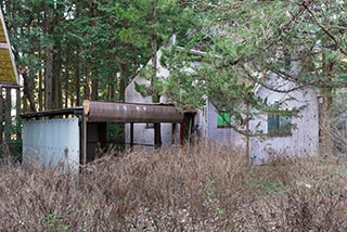 Cottage and carport at Car Hotel Mangetsu