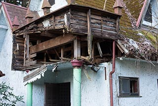 Decaying cottage roof at Car Hotel Mangetsu