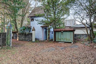 Cottage and carport at Car Hotel Mangetsu