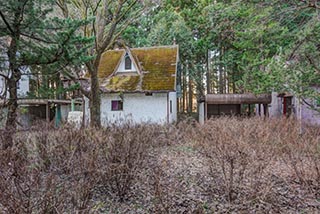 Cottage and carport at Car Hotel Mangetsu