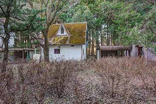 Cottage and carport at Car Hotel Mangetsu