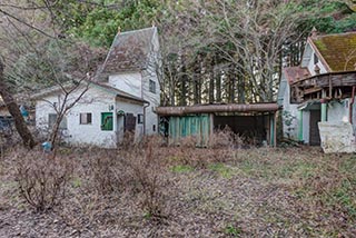 Cottages and carports at Car Hotel Mangetsu